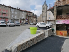 mur sur la place.jpg