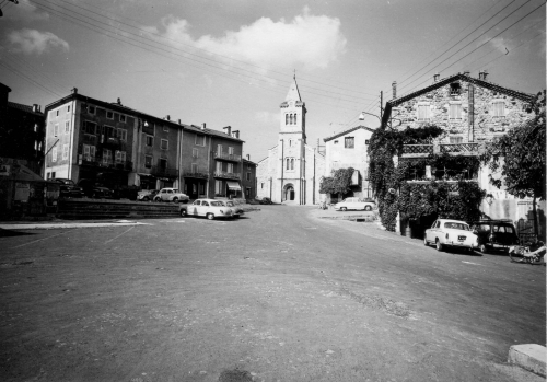 thumbnail_1961-place Glycine.jpg